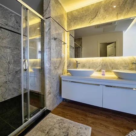 Large With A Private Pool * 戈西克