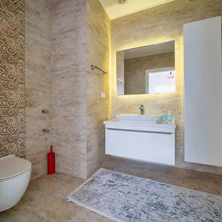 Large With A Private Pool Vila *