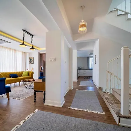 Large With A Private Pool * 戈西克