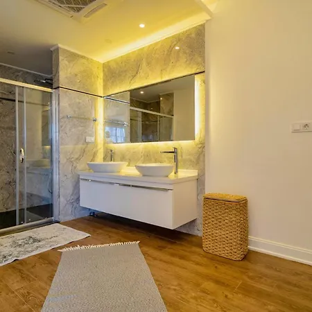 Large With A Private Pool * 戈西克