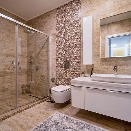 Large With A Private Pool 戈西克